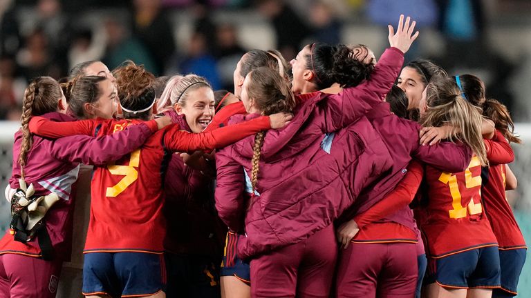 Spain's team celebrates after winning the Women's World Cup semifinal soccer match between Sweden and Spain at Eden Park in Auckland, New Zealand, Tuesday, Aug. 15, 2023. (AP Photo/Alessandra Tarantino)