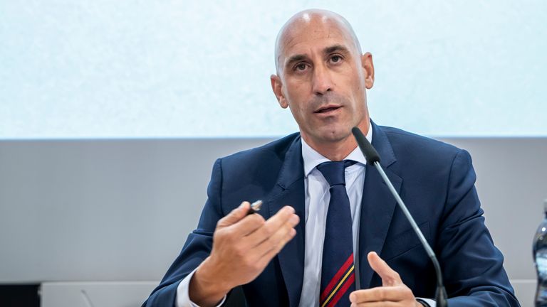 El presidente de la Real Federación Española de Fútbol, ​​Luis Rubiales, habla durante una rueda de prensa en 2022