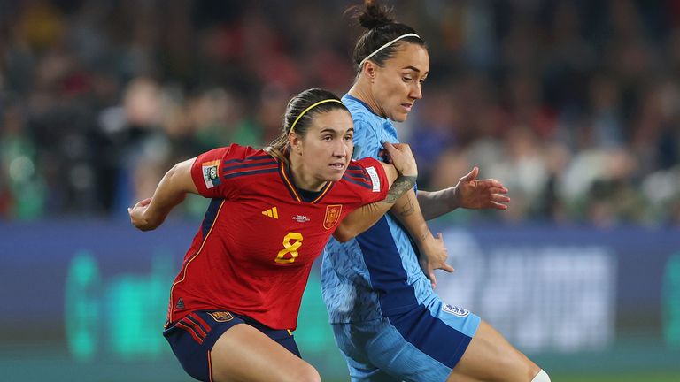 Mariona Caldentey holds off Lucy Bronze