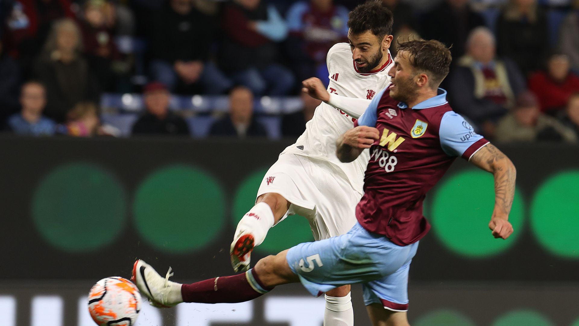 Evans sets up stunning Fernandes volley as Man Utd end losing run