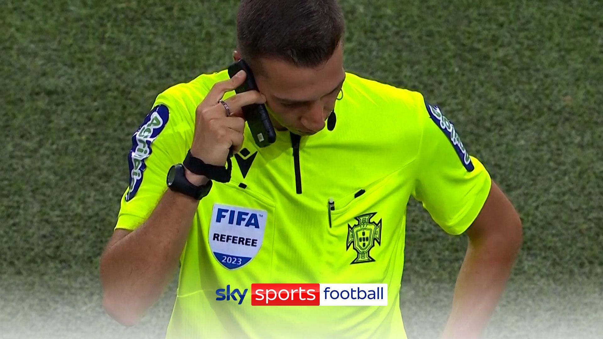 Referee forced to use mobile phone to check VAR penalty call!