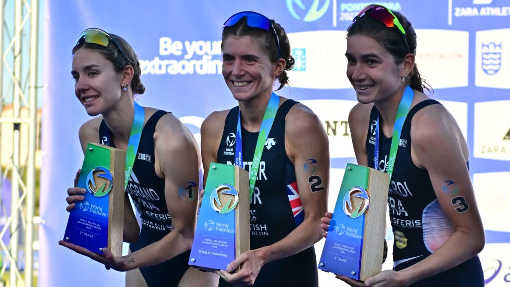 Rookie Beth Potter claims world triathlon title with stunning