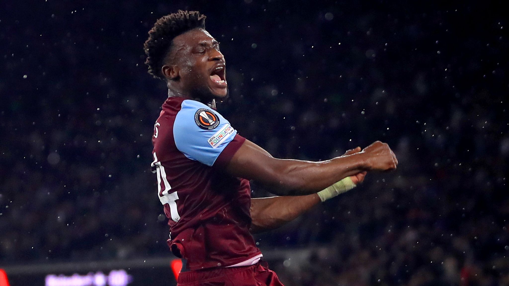  Mohammed Kudus of West Ham celebrates scoring a goal during a match.
