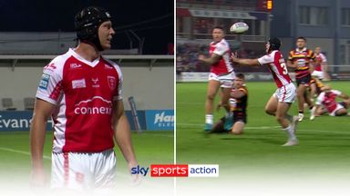 'He's put it on a plate and spilt his dinner!!' | Unbelievable missed try for Hull KR