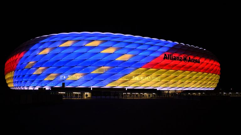 มิวนิค, เยอรมนี – 22 กันยายน: สนามกีฬาอลิอันซ์อารีน่าสว่างไสวด้วยธงชาติเยอรมันเพื่อแสดงการสนับสนุนสำหรับการสมัครยูฟ่ายูโร 2024 ของเยอรมันในวันที่ 22 กันยายน 2018 ในมิวนิคประเทศเยอรมนี  (ภาพโดย Sebastian Widmann/Bongarts/Getty Images)