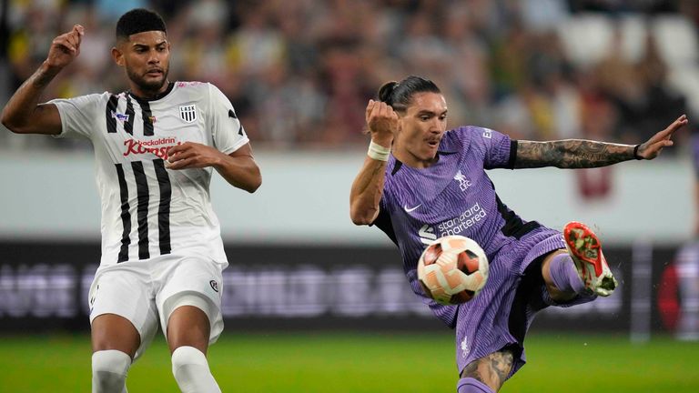 LASK's Andres Andrade, left, and Liverpool's Darwin Nunez challenge for the ball during the Europa League group E soccer match between Linzer ASK and FC Liverpool in Linz, Austria, Thursday, Sept. 21, 2023. (AP Photo/Matthias Schrader)