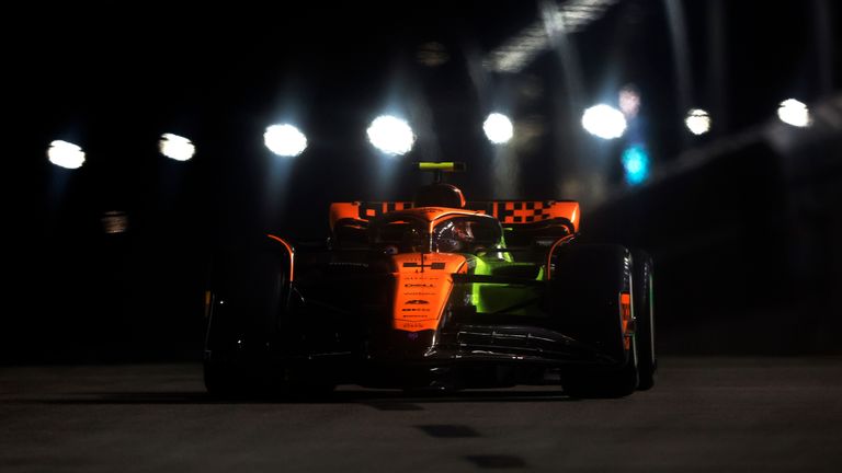 MARINA BAY STREET CIRCUIT, SINGAPORE - SEPTEMBER 15: Lando Norris, McLaren MCL60 during the Singapore GP at Marina Bay Street Circuit on Friday September 15, 2023 in Singapore, Singapore. (Photo by Zak Mauger / LAT Images)