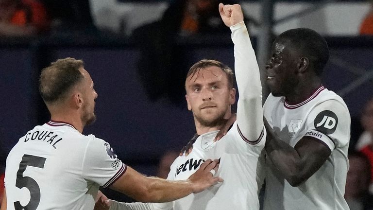 West Ham&#39;s Jarrod Bowen celebrates with team-mates after scoring the opening goal of the game
