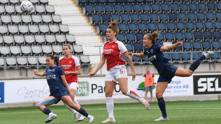 Jen Beattie heads in Arsenal's late equaliser