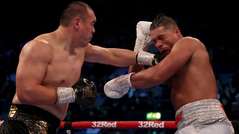 Joe Joyce (right) and Zhilei Zhang in action 