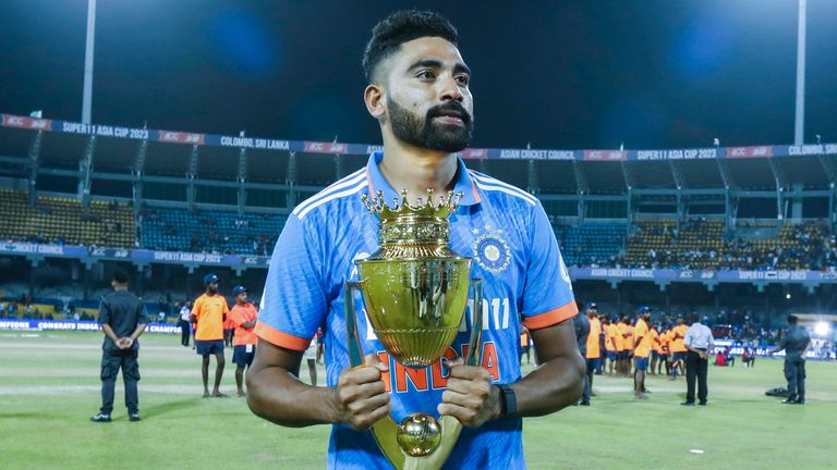 India&#39;s Mohammed Siraj poses with the trophy after India won the Asia Cup final cricket match between India and Sri Lanka in Colombo, Sri Lanka, Sunday, Sept. 17, 2023.(AP Photo/Pankaj Nangia)