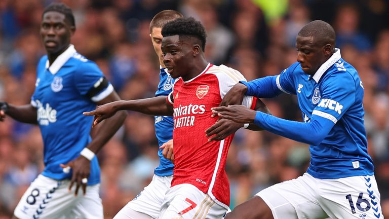 Bukayo Saka dribbles into the heart of the Everton defence