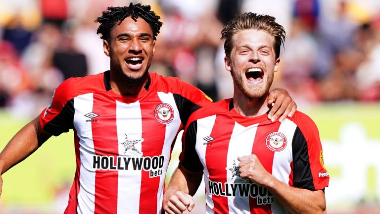 Mathias Jensen celebra su gol inicial contra Bournemouth