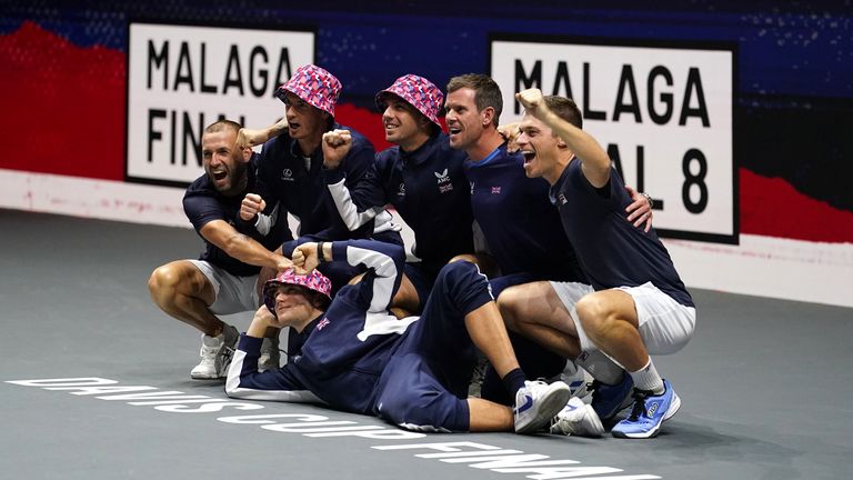 Great Britain&#39;s Daniel Evans, Andy Murray, Cameron Norrie, Leon Smith, Neal Skupski and Jack Draper celebrate qualifying for the final eight 