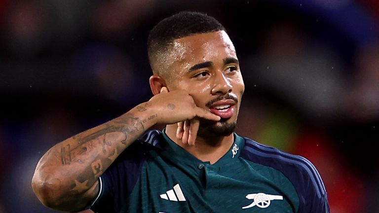 Gabriel Jesus, del Arsenal, celebra marcar el segundo gol de su equipo durante el partido del Grupo B de la Liga de Campeones de la UEFA en el estadio Ramón Sánchez Pizjuán de Sevilla, España.  Fecha de la foto: martes 24 de octubre de 2023.