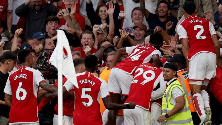 Les joueurs d'Arsenal célèbrent après que le but de Gabriel Martinelli leur a permis de remporter une victoire tardive contre Manchester City