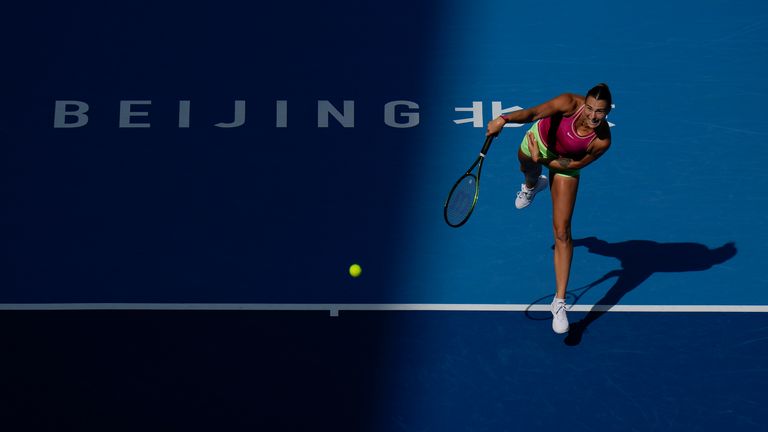 Aryna Sabalenka serves against Katie Boulter 