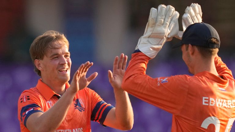Netherlands bowler Bas de Leede vs Pakistan at Cricket World Cup (Associated Press)