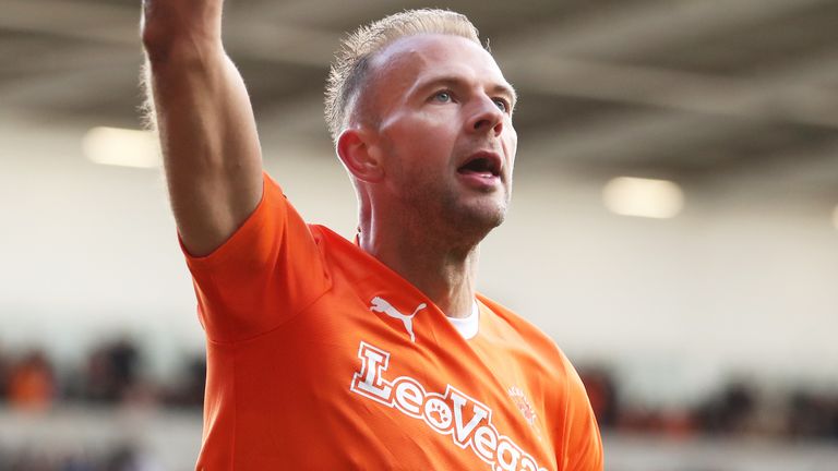 Jordan Rhodes dari Blackpool merayakan gol melawan Stevenage