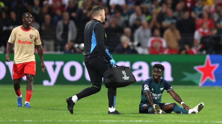 Bukayo Saka waits for treatment before coming off in Arsenal&#39;s 2-1 defeat to Lens