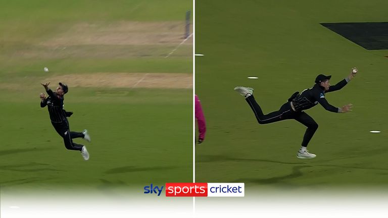 Mitchell Sauntner one hand catch in cricket world cup. 