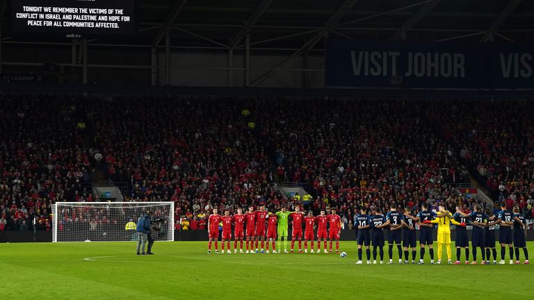 The players observe a minute's silence to remember the victims of the conflict in Israel and Palestine