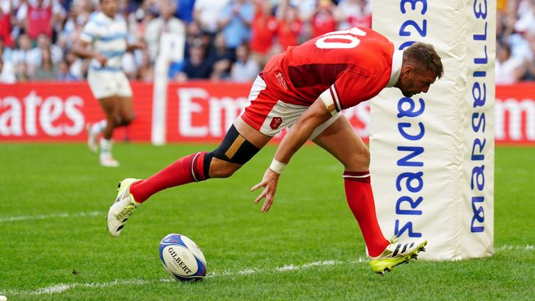 Dan Biggar scores opening try