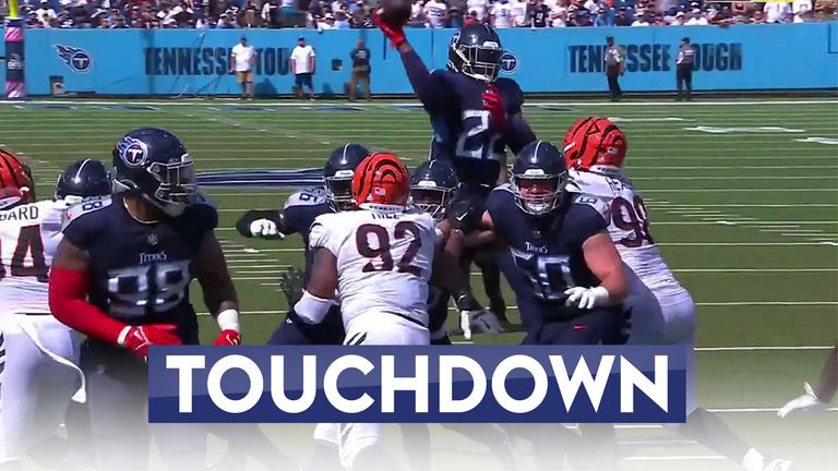 Derrick Henry Threw a Beautiful Jump TD Pass, and NFL Fans Loved It -  Sports Illustrated