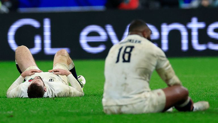 England players react the 15-16 defeat at full-time