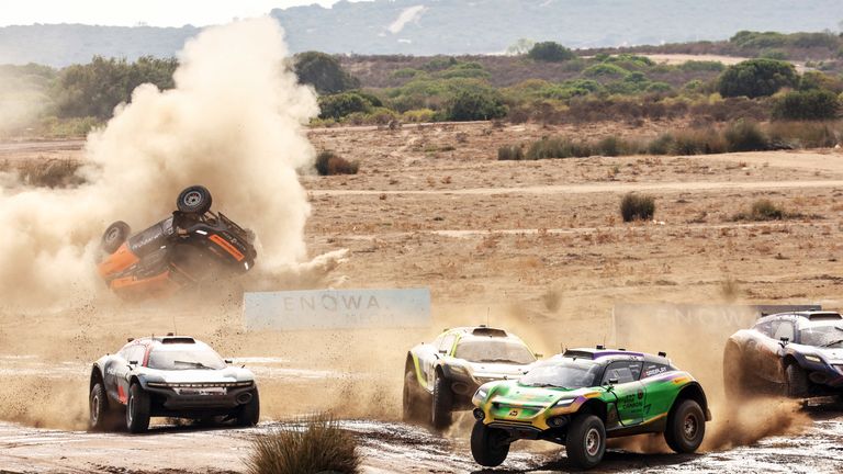 CAPO TEULADA, SARDINIA, ITALY - SEPTEMBER 16: Cristina Gutierrez (ESP) / Fraser McConnell (JAM), X44 Vida Carbon Racing, leads as Tamara Molinaro (ITA) / Tanner Foust (USA), NEOM McLaren Extreme E, rolls at the start during the Island X-Prix II on September 16, 2023 in Capo Teulada, Sardinia, Italy. (Photo by Colin McMaster / LAT Images)