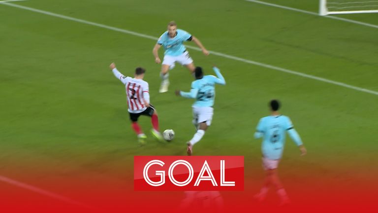 Niall Huggins scored his first senior goal in some style as the Sunderland full-back&#39;s driving run and wonderful finish crashed in off the crossbar to give the Black Cats a 1-0 lead over Watford.