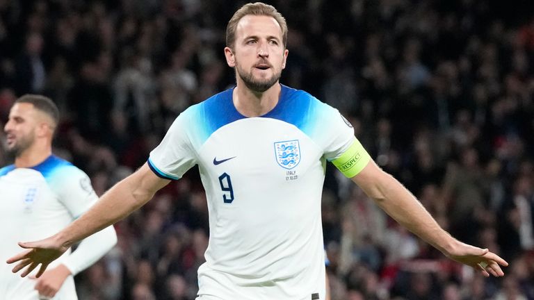 England&#39;s Harry Kane celebrates after scoring his side&#39;s opening goal from a penalty kick during the Euro 2024 group C qualifying soccer match between England and Italy at Wembley stadium in London, Tuesday, Oct. 17, 2023. (AP Photo/Frank Augstein)