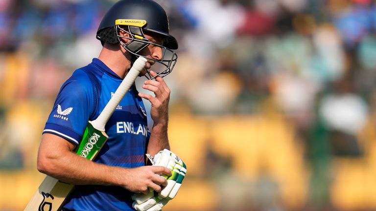 Englands Kapitän Jos Buttler verlässt das Spielfeld, nachdem er sein Wicket während des ICC-Cricket-Weltcupspiels der Männer zwischen England und Sri Lanka in Bengaluru, Indien, am Donnerstag, 26. Oktober 2023, verloren hat. (AP Photo/Aijaz Rahi )