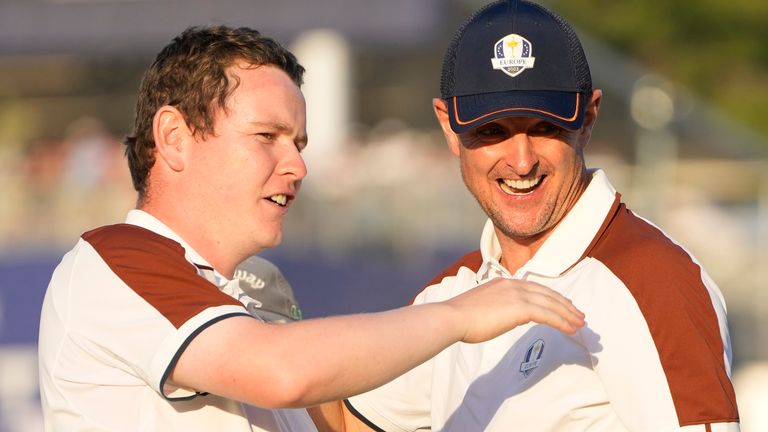 Justin Rose dari Eropa, kanan dan Robert Macintyre dari Eropa merayakan kemenangan di green ke-16 setelah memenangkan pertandingan Fourballs 3&2 sore mereka di turnamen golf Ryder Cup di Marco Simone Golf Club di Guidonia Montecelio, Italia, Sabtu, 30 September 2023. (Foto AP/Gregorio Borgia)