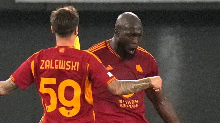 Roma&#39;s Romelu Lukaku, second from left, celebrates after scoring his side&#39;s 2nd goal during the Europa League group G soccer match between Roma and Slavia Praha at Rome&#39;s Olympic stadium, Thursday, Oct. 26, 2023. (AP Photo/Alessandra Tarantino)