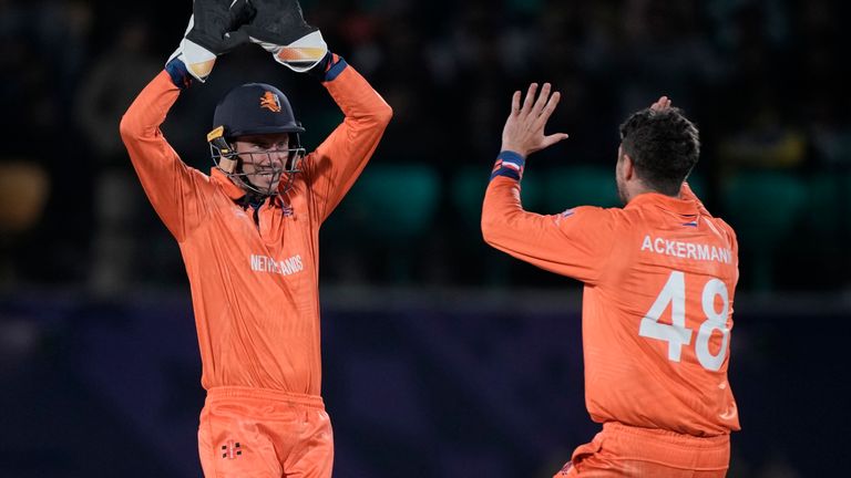Netherlands&#39; captain Scott Edwards, left, celebrates after taking a catch to dismiss South Africa&#39;s Quinton De Kock with teammate Colin Ackermann during the ICC Men&#39;s Cricket World Cup match between South Africa and Netherlands in Dharamshala (AP Photo/Ashwini Bhatia)