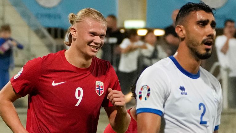 Erling Haaland ของนอร์เวย์ทำประตูได้สองครั้งในการชนะ 4-0