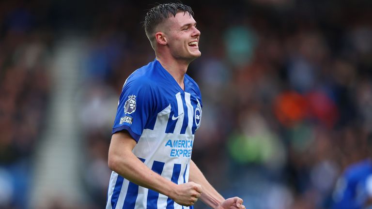 Evan Ferguson celebra tras darle al Brighton una ventaja en la primera mitad contra el Fulham.