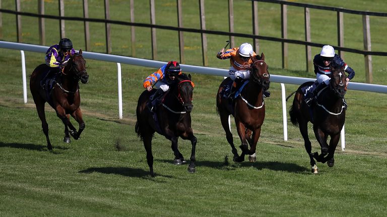 Regal Envoy (right) in winning action at Bath
