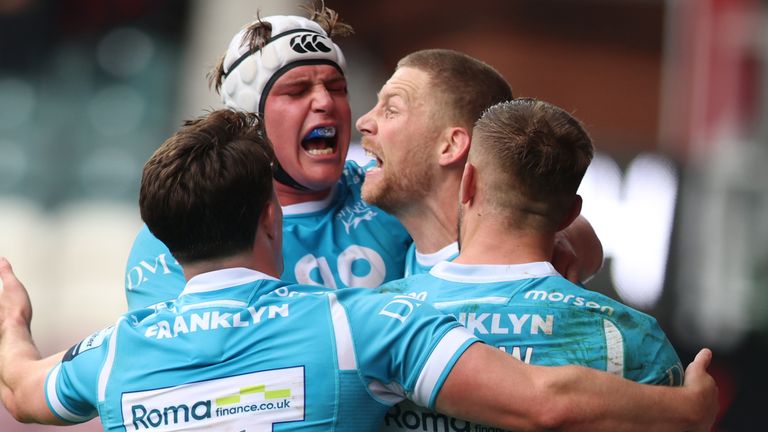 Rob du Preez celebrates with his Sale Sharks team-mates after his try against Leicester Tigers