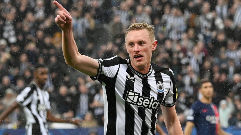 Sean Longstaff of Newcastle United celebrates after scoring the third goal against PSG