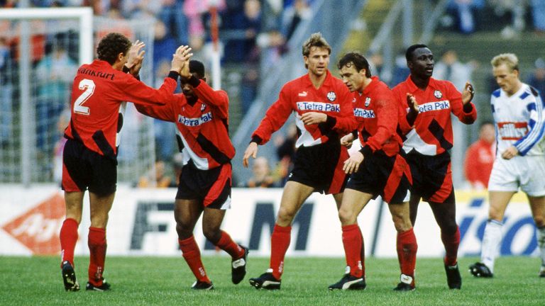 26.02.1994 Fuvuball: ฟุตบอล: ภาพถ่ายเก็บถาวร 1.บุนเดสลีกาฤดูกาล 1993/1994 Eintracht Frankfurt - FC Schalke 04 ความยินดีในการแข่งขันนัดที่ 23 Euintracht จากซ้ายไปขวา: Kakhaber Tskhadadze, Jay Jay Okocha, Manfred Binz, Thomas Doll และ Tony Yeboah