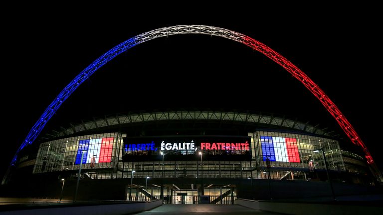ประตูโค้งเวมบลีย์สว่างไสวด้วยสีของธงชาติฝรั่งเศสในปี 2558 หลังเหตุโจมตีของผู้ก่อการร้ายในกรุงปารีส