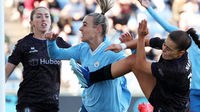 Jill Roord scores Manchester City&#39;s opening goal against Bristol City