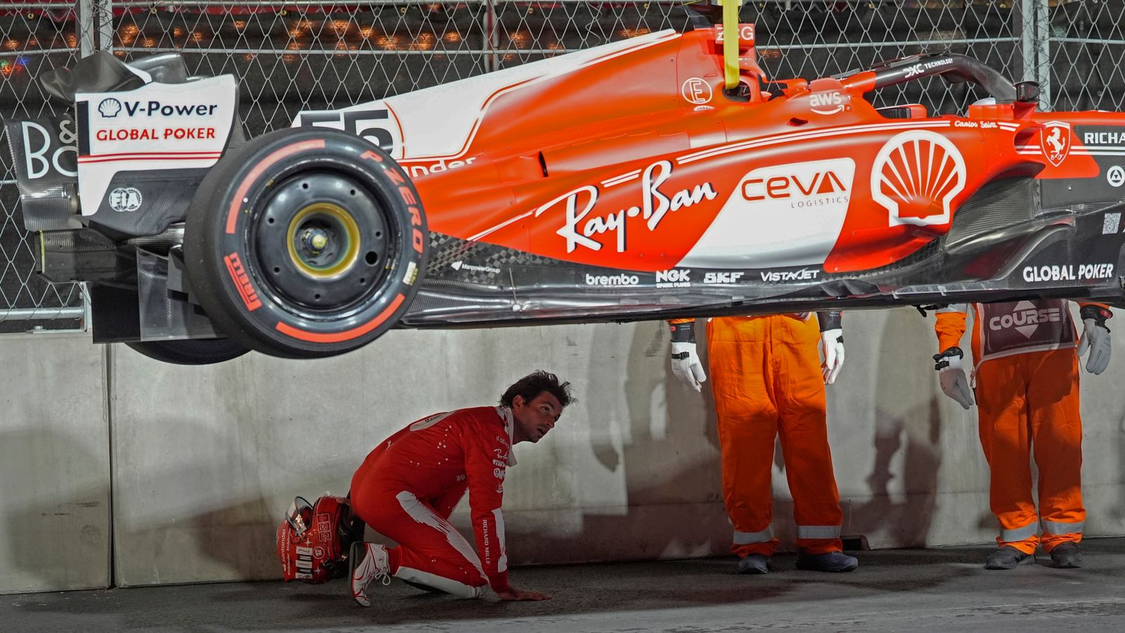 ラスベガスGP：マンホールの蓋が壊れてカルロス・サインツの車が損傷したため、最初の練習はキャンセルされた F1 ニュース