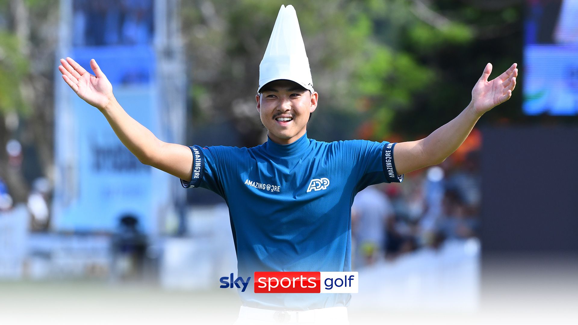 'Are you not entertained?' | Lee gets crowd pumped with Viking Clap in chef's hat!