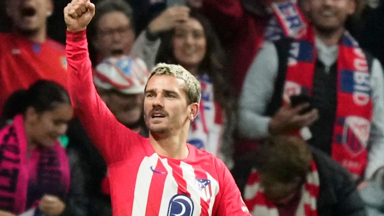 Atletico Madrid&#39;s Antoine Griezmann, centre, celebrates after scoring his side&#39;s opening goal during the Champions League Group E soccer match between Atletico Madrid and Celtic at the Metropolitano stadium in Madrid, Spain, Tuesday, Nov. 7, 2023. (AP Photo/Jose Breton)