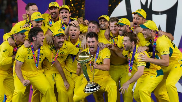 Pemain Australia merayakan memenangkan Piala Dunia Cricket (Associated Press)