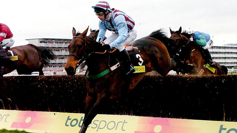 Jim Culloty on Best Mate on their way to their third consecutive win in the Cheltenham Gold Cup in 2004