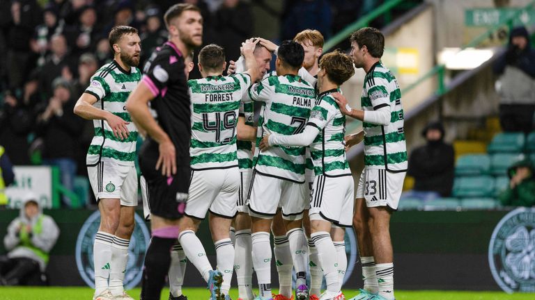 GLASGOW, SCOTLAND - NOVEMBER 01: Celtic's David Turnbull celebrates with teammates after making it 1-1 during a cinch Premiership match between Celtic and St Mirren,on November 01, 2023, in Glasgow, Scotland. (Photo by Craig Williamson / SNS Group)